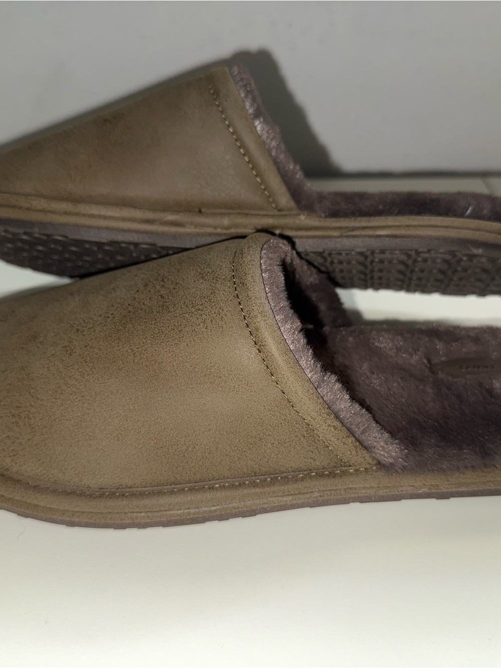 SKIMS Men’s Faux Shearling Slippers / Truffle Size 42